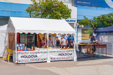 Sokak yemekleri festivalindeki panayırın genel planı. 25 Haziran 2022 Balti Moldova. İllüstrasyon Editörü