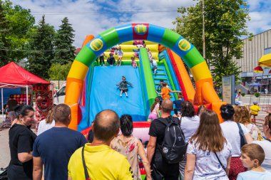 Şişirilebilir kaydırak. Bir sokak festivalinde çocukların eğlenmesi için bir alan. 25 Haziran 2022 Balti Moldova. İllüstrasyon Editörü