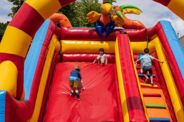 Şişirilebilir kaydırak. Bir sokak festivalinde çocukların eğlenmesi için bir alan. 25 Haziran 2022 Balti Moldova. İllüstrasyon Editörü