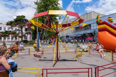 Şehir ortamında atlı karıncalar. 25 Haziran 2022 Balti Moldova Sokak Festivali 'nde çocukların eğlenmesi için bir alan. İllüstrasyon Editörü