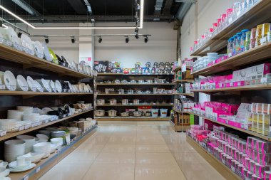 Çanak çömlek ve mutfak eşyaları mağazada. İllüstrasyon başyazısı. 13 Nisan 2022 Balti Moldova