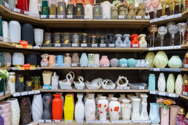 Dükkanda dekoratif vazolarla raflar. İllüstrasyon başyazısı. 13 Nisan 2022 Balti Moldova