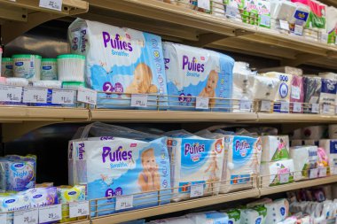 Mağaza rafında bebek bezi var. İllüstrasyon başyazısı. 13 Nisan 2022 Balti Moldova