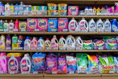 Dükkanda çamaşır deterjanı olan raflar. İllüstrasyon başyazısı. 13 Nisan 2022 Balti Moldova