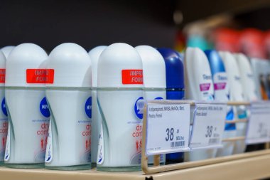 Raftaki kadınlar için seçici odaklı terleme önleyiciler. İllüstrasyon başyazısı. 13 Nisan 2022 Balti Moldova