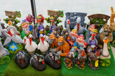 Bahçe ve bahçe için dekoratif alçı heykelcikler. İllüstrasyon başyazısı. 13 Nisan 2022 Balti Moldova