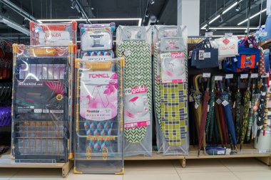 Perakende mağazasında çamaşır kurutma ve ütü masaları. İllüstrasyon başyazısı. 13 Nisan 2022 Balti Moldova