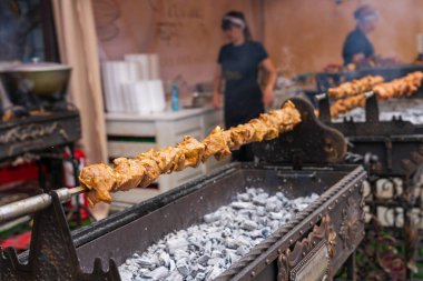Etli barbekü. Bir sokak festivalinde yemek hazırlıyorum. 25 Haziran 2022 Balti Moldova. İllüstrasyon Editörü
