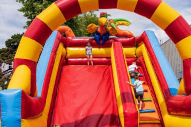 Şişirilebilir kaydırak. Bir sokak festivalinde çocukların eğlenmesi için bir alan. 25 Haziran 2022 Balti Moldova. İllüstrasyon Editörü