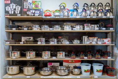 Çaydanlık ve mutfak gereçleri dükkanda. İllüstrasyon başyazısı. 13 Nisan 2022 Beltsy Moldova