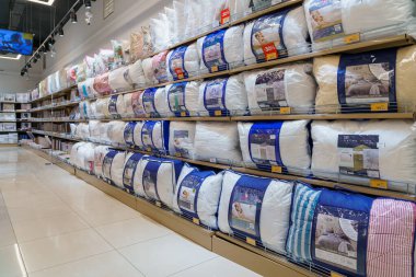 Perakende mağazasındaki yatak odası için sıcak battaniyeler. İllüstrasyon başyazısı. 13 Nisan 2022 Beltsy Moldova