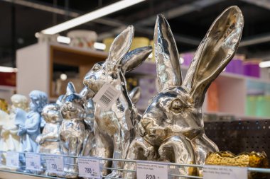 Paskalya 'nın tavşan sembolü dekoratif bir figür. İllüstrasyon başyazısı. 13 Nisan 2022 Balti Moldova