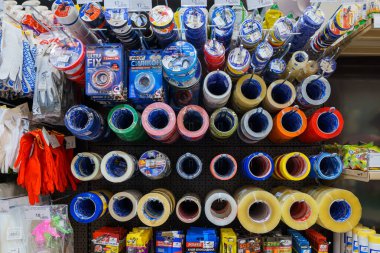 Kaset ve bant mağazanın tezgahında yalıtılıyor. İllüstrasyon başyazısı. 13 Nisan 2022 Balti Moldova