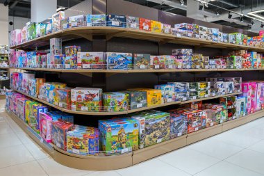 Çocuklar için oyuncaklar bölümü. İllüstrasyon başyazısı. 13 Nisan 2022 Balti Moldova