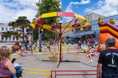 Şehir ortamında atlı karıncalar. 25 Haziran 2022 Balti Moldova Sokak Festivali 'nde çocukların eğlenmesi için bir alan. İllüstrasyon Editörü