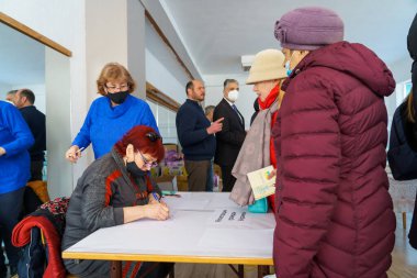 Ukraynalı mülteciler insani yardım merkezindeler. 28 Mart 2022 Balti Moldova. Resimli editoryal kullanım için