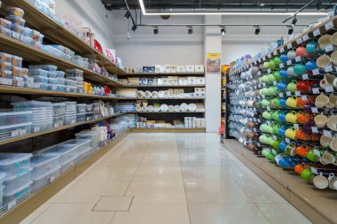 Mutfak için mutfak gereçleri olan bir departman. İllüstrasyon başyazısı. 13 Nisan 2022 Balti Moldova