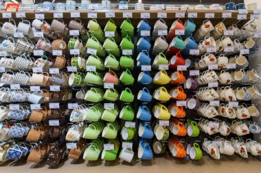 Bardaklar bulaşık bölümünde. İllüstrasyon başyazısı. 13 Nisan 2022 Balti Moldova