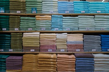 Süpermarket rafındaki havlular. İllüstrasyon başyazısı. 13 Nisan 2022 Beltsy Moldova