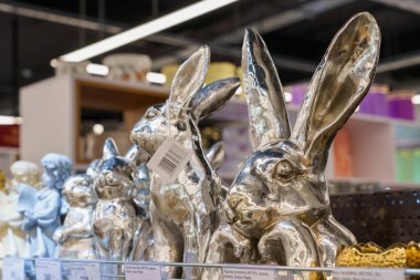 Paskalya 'nın tavşan sembolü dekoratif bir figür. İllüstrasyon başyazısı. 13 Nisan 2022 Balti Moldova