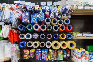 Kaset ve bant mağazanın tezgahında yalıtılıyor. İllüstrasyon başyazısı. 13 Nisan 2022 Balti Moldova