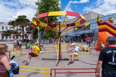 Şehir ortamında atlı karıncalar. 25 Haziran 2022 Balti Moldova Sokak Festivali 'nde çocukların eğlenmesi için bir alan. İllüstrasyon Editörü