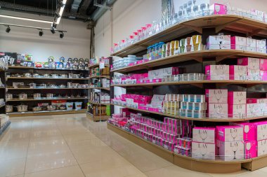 Masa takımı bölümünde içki için kadehler. İllüstrasyon başyazısı. 13 Nisan 2022 Balti Moldova