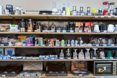 Ev için küçük ev aletleri bölümü. İllüstrasyon başyazısı. 13 Nisan 2022 Balti Moldova