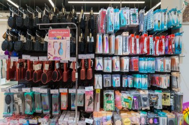 Güzellik salonunda tarla ve makas. İllüstrasyon başyazısı. 13 Nisan 2022 Balti Moldova