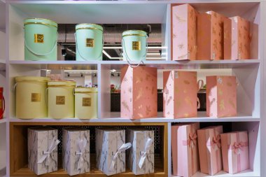 Tebrikler ve el işleri için hediye kutularıyla dolu bir bölüm. İllüstrasyon başyazısı. 13 Nisan 2022 Balti Moldova