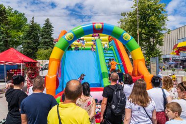 Şişirilebilir kaydırak. Bir sokak festivalinde çocukların eğlenmesi için bir alan. 25 Haziran 2022 Balti Moldova. İllüstrasyon Editörü