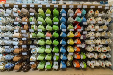 Bardaklar bulaşık bölümünde. İllüstrasyon başyazısı. 13 Nisan 2022 Balti Moldova