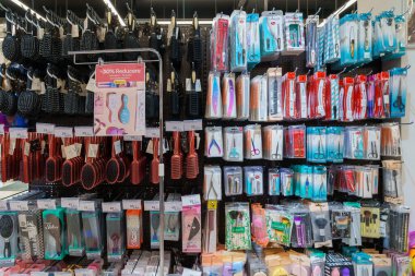 Güzellik salonunda tarla ve makas. İllüstrasyon başyazısı. 13 Nisan 2022 Balti Moldova