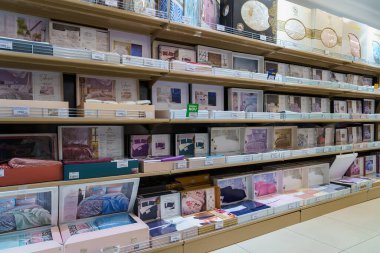 Mağazada çarşafları olan bir departman. İllüstrasyon başyazısı. 13 Nisan 2022 Balti Moldova