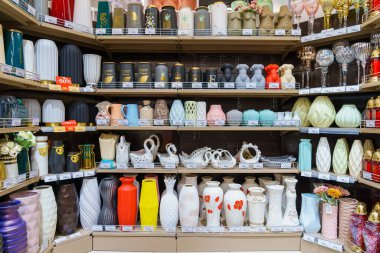 Dükkanda dekoratif vazolarla raflar. İllüstrasyon başyazısı. 13 Nisan 2022 Balti Moldova