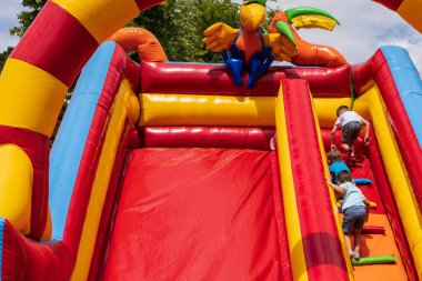 Şişirilebilir kaydırak. Bir sokak festivalinde çocukların eğlenmesi için bir alan. 25 Haziran 2022 Balti Moldova. İllüstrasyon Editörü