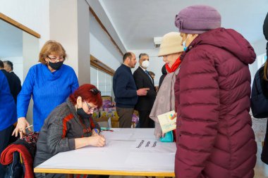 Ukraynalı mülteciler insani yardım merkezindeler. 28 Mart 2022 Balti Moldova. Resimli editoryal kullanım için