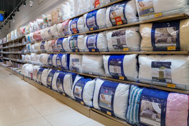 Perakende mağazasındaki yatak odası için sıcak battaniyeler. İllüstrasyon başyazısı. 13 Nisan 2022 Beltsy Moldova