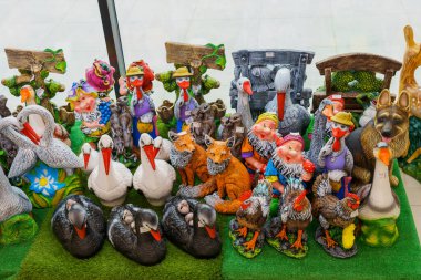 Bahçe ve bahçe için dekoratif alçı heykelcikler. İllüstrasyon başyazısı. 13 Nisan 2022 Balti Moldova