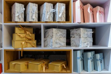 Tebrikler ve el işleri için hediye kutularıyla dolu bir bölüm. İllüstrasyon başyazısı. 13 Nisan 2022 Balti Moldova