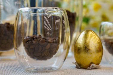 Şeffaf tabakların çifte dibini göstermek için gözlüklü kahve çekirdekleri. İllüstrasyon başyazısı. 13 Nisan 2022 Balti Moldova