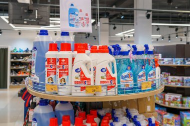 Dükkandaki ev yapımı deterjanlar bölümü. İllüstrasyon başyazısı. 13 Nisan 2022 Balti Moldova