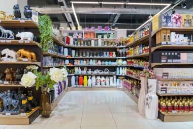 Raflar, dekoratif vazolar ve seramiklerden yapılmış heykelcikler. İllüstrasyon başyazısı. 13 Nisan 2022 Balti Moldova