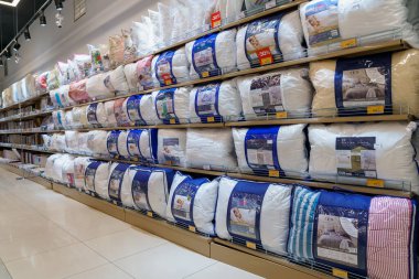 Perakende mağazasındaki yatak odası için sıcak battaniyeler. İllüstrasyon başyazısı. 13 Nisan 2022 Beltsy Moldova