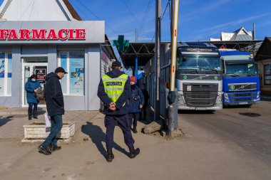 25 Şubat 2022 Otachi Moldova. Sınırın Moldova tarafı Ukrayna 'dan gelen mültecileri gümrükte kabul ediyor. Editör kullanımı için