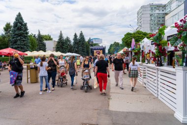 Sokak yemekleri festivalindeki panayırın genel planı. 25 Haziran 2022 Balti Moldova. İllüstrasyon Editörü