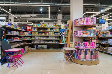 Okul ve ofis için kırtasiye ve çocuk eşyaları bölümü. İllüstrasyon başyazısı. 13 Nisan 2022 Balti Moldova