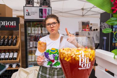 Aperol kabini. Sokak yemekleri festivalinde barmenler iş başında. 25 Haziran 2022 Balti Moldova. İllüstrasyon Editörü