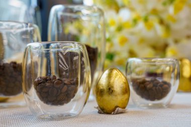 Şeffaf tabakların çifte dibini göstermek için gözlüklü kahve çekirdekleri. İllüstrasyon başyazısı. 13 Nisan 2022 Balti Moldova