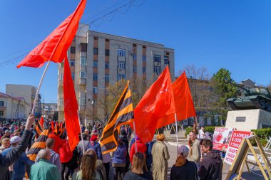 15 Nisan 2022 'de Balti Moldova, St. George kurdelesi yasağını protesto etti. SSCB Zafer Bayrağı. Resimli editör arkaplanı